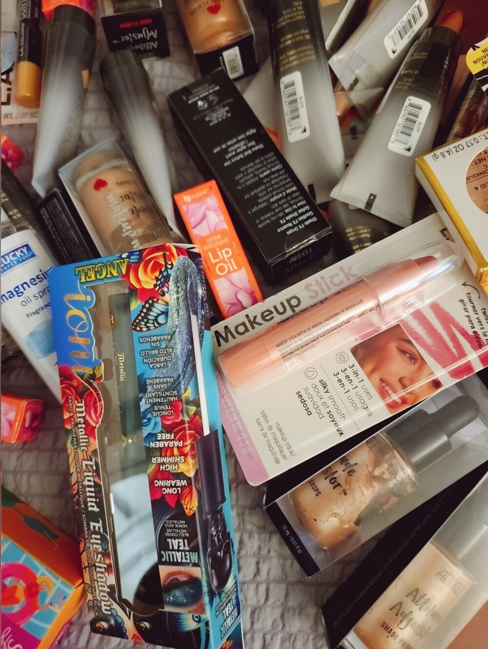 Assorted Women’s Makeup Collection - Multi-Color - Picture 6 of 9